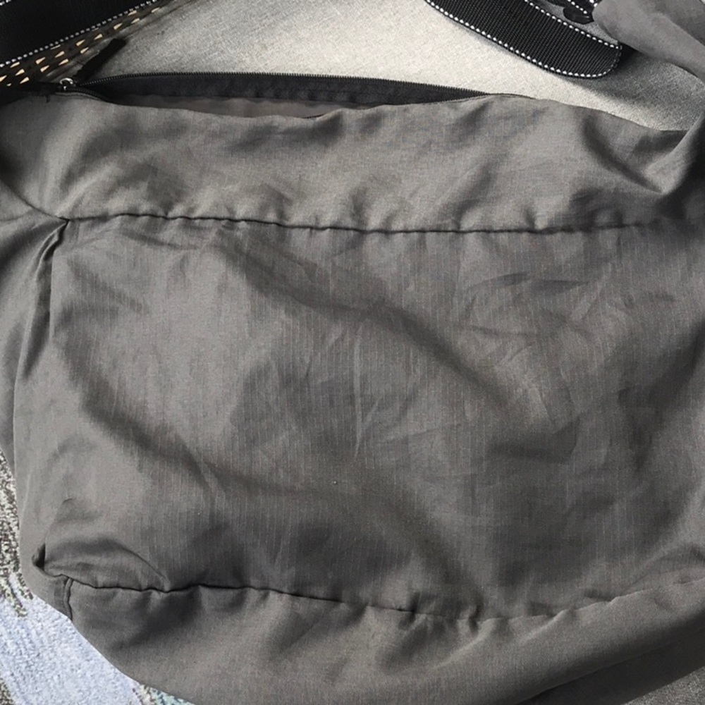 Very light weight grey and black gym/travel bag - Picture 6 of 6